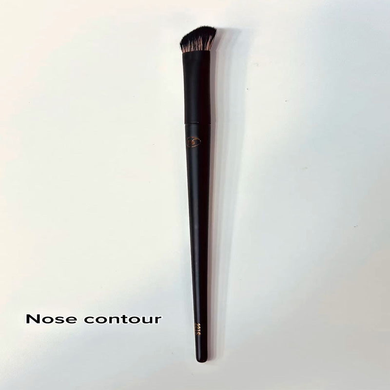 A130Angled Nose Shadow Brush