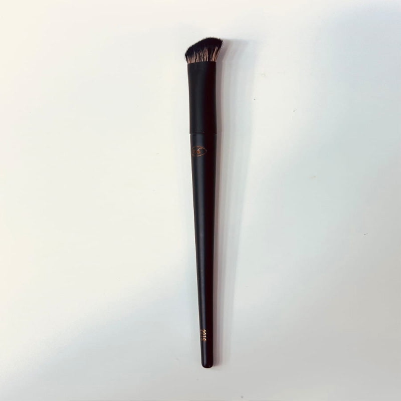 A130Angled Nose Shadow Brush